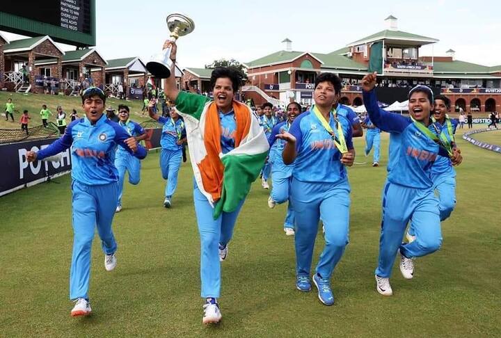 Indian Women Cricket Team: भारतीय महिला खिलाड़ियों ने इंग्लैंड के खिलाफ फाइनल जीतने के बाद जमकर जश्न मनाया. अब सोशल मीडिया पर जश्न मनाने का फोटो तेजी से वायरल हो रहा है.