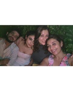 Mouni Roy Pics: फैमिली और फ्रेंड्स संग मौनी ने सेलिब्रेट की फर्स्ट वेडिंग एनिवर्सरी, सामने आईं ये लेटेस्ट तस्वीरें