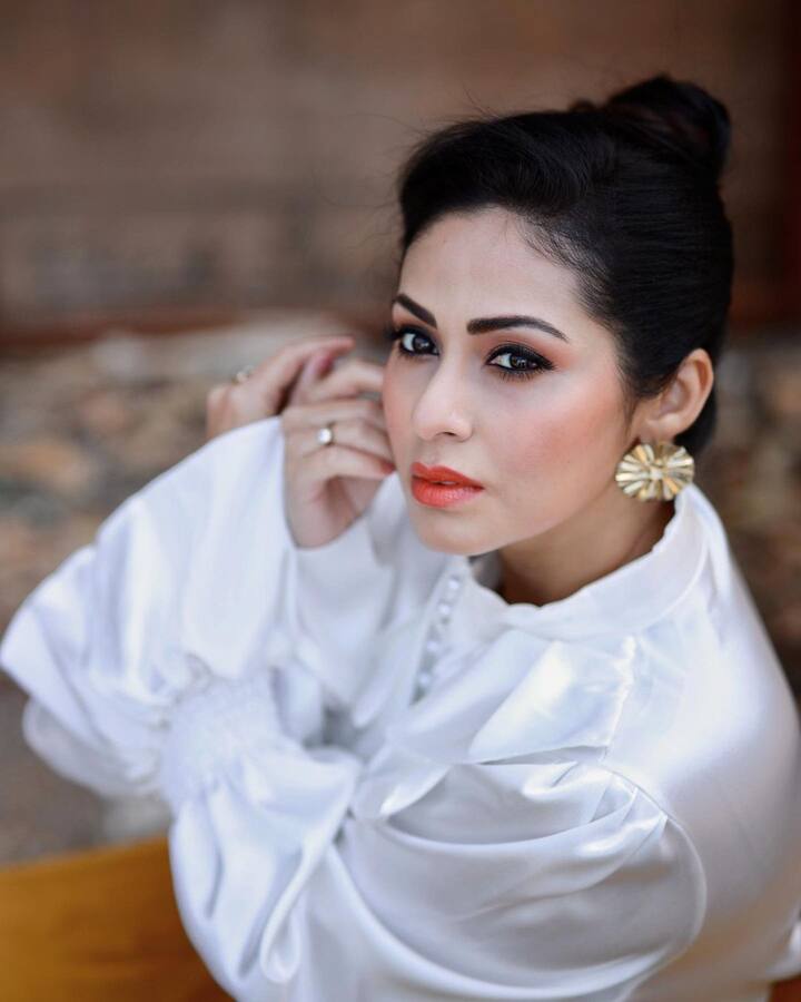 மாடலிங் துறை மீது ஆர்வம் வந்த சதாவுக்கு தெலுங்கில் ஜெயம் படத்தில் நடிக்கும் வாய்ப்பு கிடைத்தது. முதல் படமே மிகப்பெரிய வெற்றி பெற்றதால், தமிழிலும் அதே படத்தின் ரீமேக்கில் நடித்தார்.