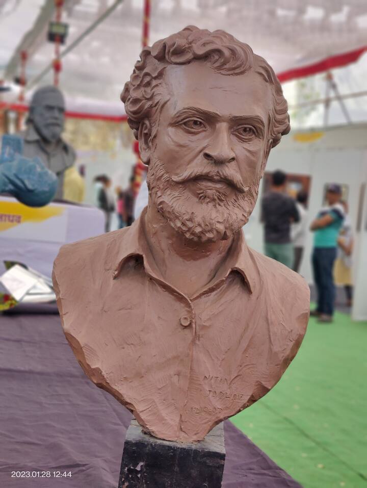 माजी सहकार मंत्री तथा आमदार सुभाष देशमुख यांच्या हस्ते या अभिनव कला महोत्सवाचे उद्घाटन करण्यात आले.