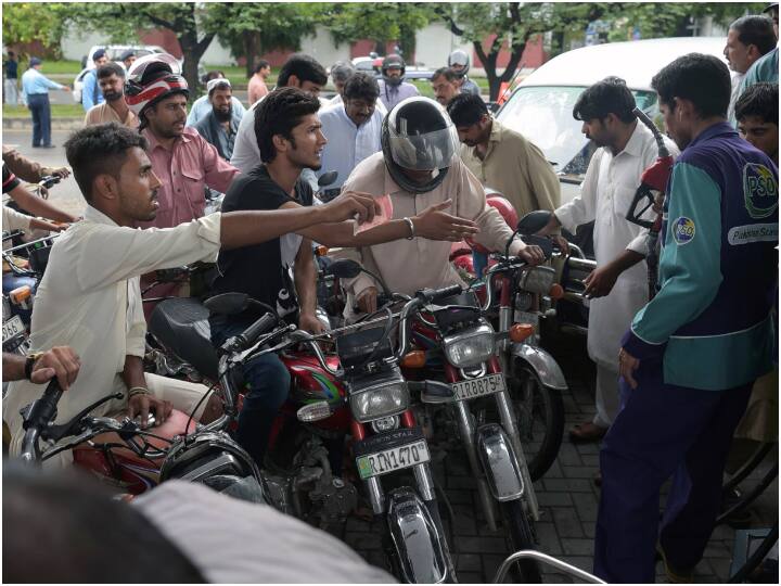 पाकिस्तान में तेल संकट से मचा हाहाकार, ब्लैकआउट और महंगाई के बाद अब पेट्रोल खत्म! Pakistan Oil Crisis after blackout and inflation now petrol is over पाकिस्तान में तेल संकट से मचा हाहाकार, ब्लैकआउट और महंगाई के बाद अब पेट्रोल खत्म!
