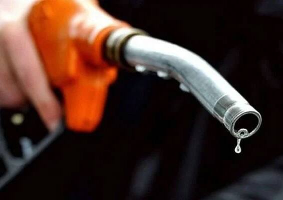 Pakistan Inflation: Petrol-Diesel Prices in Pakistan Increased by Rs 35 Per Litre Pakistan : કીડીને કોશનો ડામ, પાકિસ્તાનમાં પેટ્રોલ-ડિઝલના ભાવમાં રૂ. 35નો ધરખમ વધારો