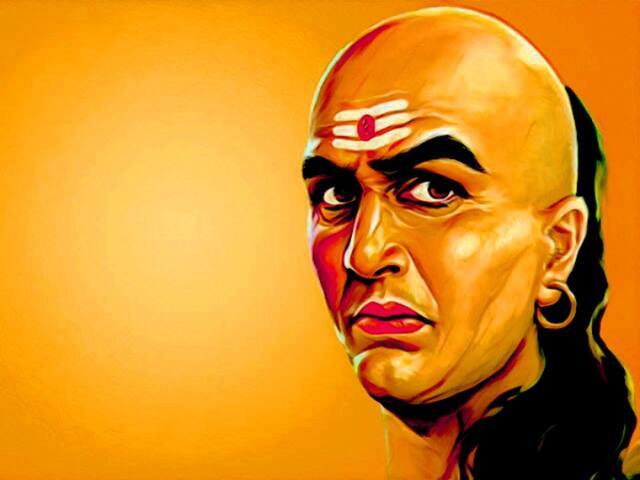 Chanakya Niti gaytri mantra daan happiness secret chanakya quotes in marathi Chanakya Niti: ही 4 कामं करणारे कुटुंब सदैव सुखी असते, दु:खाची छायाही त्यांच्या जवळ येत नाही, चाणक्य म्हणतात...