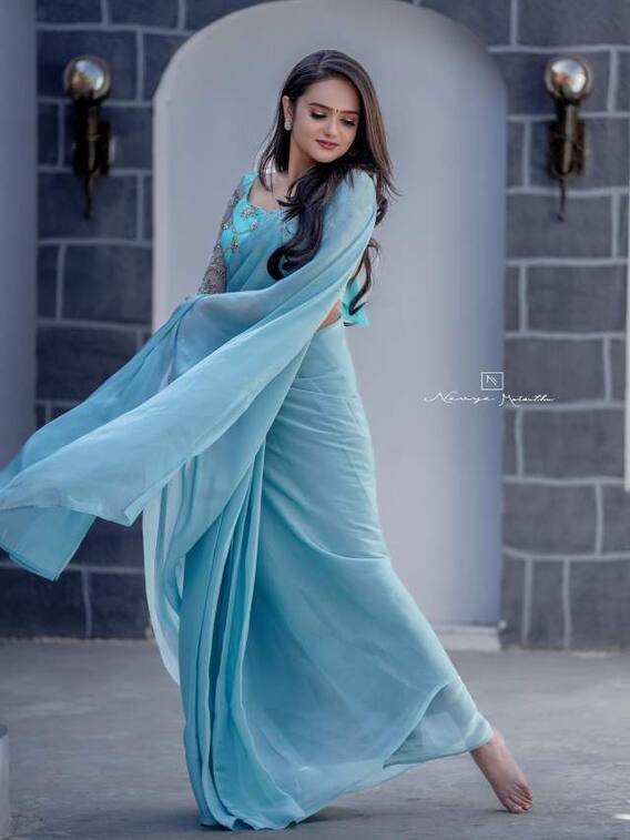 చీర కట్టులో శ్రీసత్య- స్టన్నింగ్ లుక్స్ తో మెస్మరైజ్