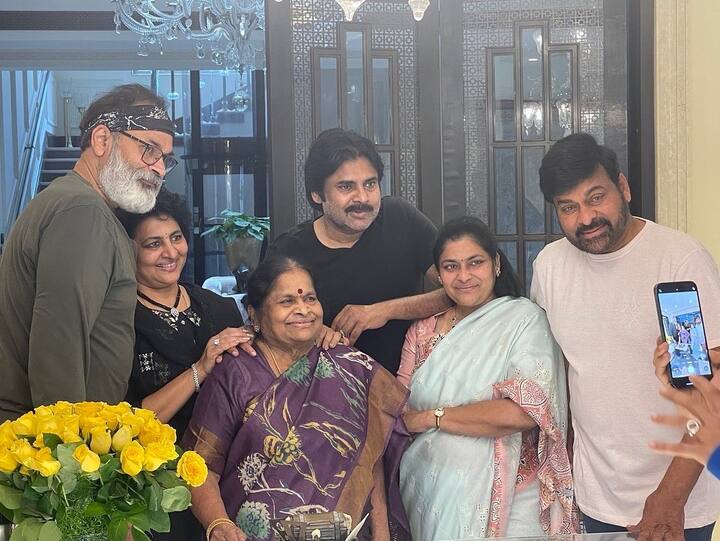 సోషల్ మీడియాలో వైరల్ అవుతోన్న బర్త్ డే వేడుకల ఫోటోలు.Photo Credit@Chiranjeevi/Instagram