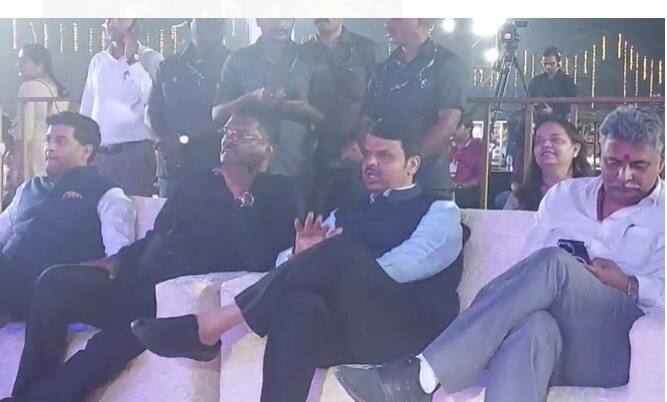 राज्याचे उपमुख्यमंत्री देवेंद्र फडणवीस यांनी त्यांच्या आवडत्या गायिकेविषयी आज ठाण्यात सांगितलं आहे.