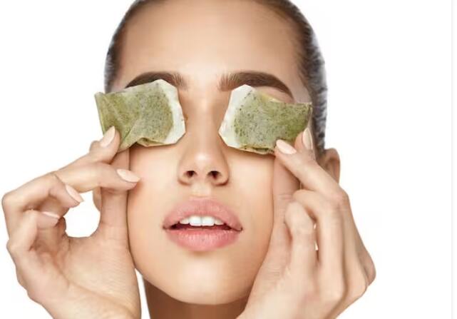 ਤੁਸੀਂ ਆਪਣੀਆਂ ਅੱਖਾਂ 'ਤੇ 10 ਤੋਂ 15 ਮਿੰਟ ਲਈ ਗ੍ਰੀਨ ਟੀ ਬੈਗ ਵੀ ਰੱਖ ਸਕਦੇ ਹੋ। ਸਭ ਤੋਂ ਪਹਿਲਾਂ ਗ੍ਰੀਨ ਟੀ ਬੈਗ ਨੂੰ ਪਾਣੀ 'ਚ 3 ਤੋਂ 4 ਮਿੰਟ ਲਈ ਡੁਬੋ ਕੇ ਰੱਖੋ, ਜਦੋਂ ਇਹ ਗਿੱਲਾ ਹੋ ਜਾਵੇ ਤਾਂ ਇਸ ਨੂੰ 10 ਮਿੰਟ ਤੱਕ ਅੱਖਾਂ 'ਤੇ ਲਗਾ ਕੇ ਰੱਖੋ।