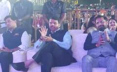 देवेंद्र फडणवीसांची आवडती गायिका कोण? फडणवीसांनी स्पष्टच सांगितलं... 15 मिनिटांसाठी आले अन् पूर्ण कार्यक्रम ऐकूनच गेले...