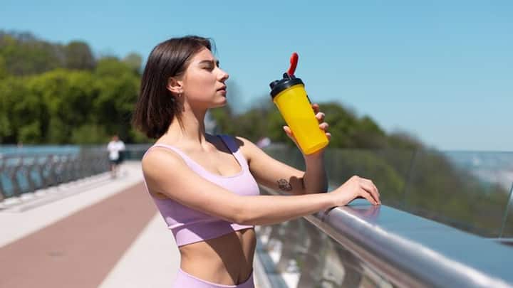 जो लोग नियमित रूप से या फिर दिन में कई बार एनर्जी ड्रिंक का सेवन करते हैं तो उनकी बॉडी अंदर से डैमेज होने लगती है. एनर्जी ड्रिंक में कैफीन से लेकर अतिरिक्त शुगर आदि को शामिल किया जाता है, यही वजह है कि इसके सेवन को सेहत के लिए सही नहीं माना जाता.