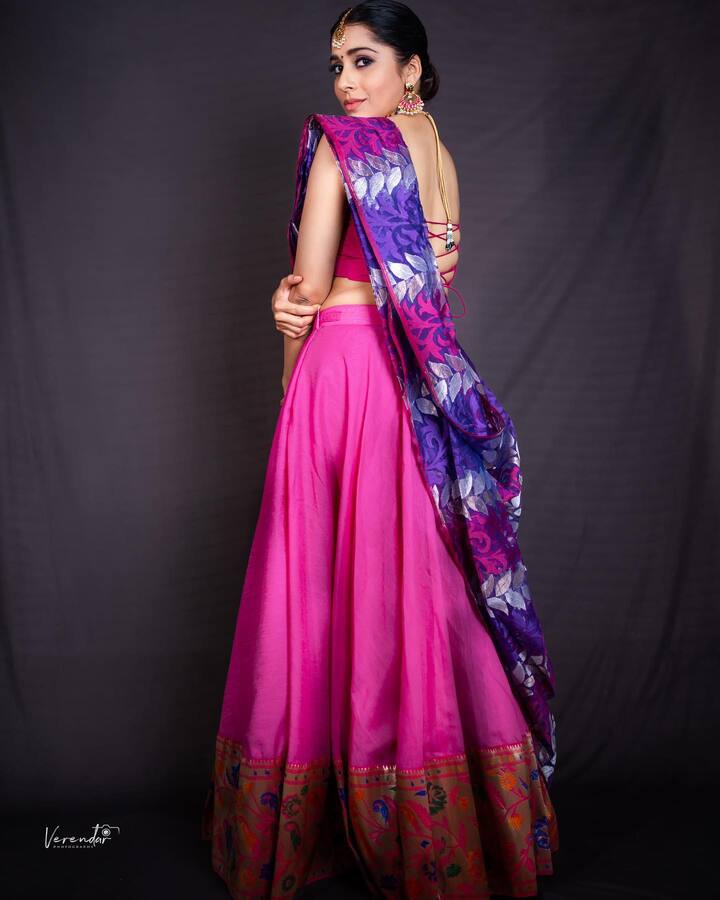 తాజాగా ఈ ముద్దుగుమ్మ పోస్టు చేసిన గ్లామరస్ ఫోటోలు నెట్టింట్లో బాగా వైరల్ అవుతున్నాయి. Photo Credit: Rashmi Gautam/Instagram