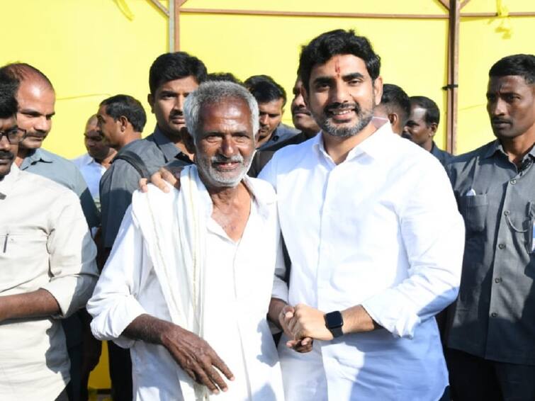 Nara Lokesh Visits Shantipuram Sunday Market in Chittoor District Nara Lokesh Yatra: శాంతిపురం సండే మార్కెట్‌లో లోకేష్ పర్యటన, దివ్యాంగుడికి సాయం చేస్తానని యువనేత హామీ