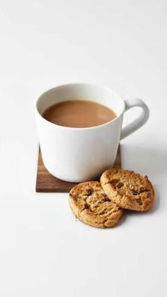 Health Tips : चहाबरोबर चुकूनही 'या' गोष्टी खाऊ नका