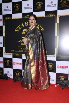 Stardust Awards: साड़ी पहन सज-धजकर अवॉर्ड फंक्शन में पहुंचीं रेखा, ट्रेडिशनल लुक ने खींचा सबका ध्यान, देखिए तस्वीरें