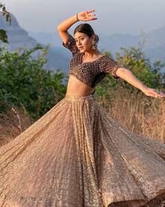 Anjali Arora Photos: ब्राइडल लुक में 'कच्चा बादाम गर्ल' ने ढाया कहर, लहंगा-चोली पहन सरेआम दिए ऐसे कातिलाना पोज