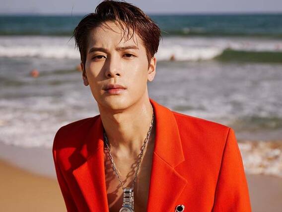 Jackson Wang Video: पहली बार मुंबई पहुंचे के-पॉप स्टार जैक्सन वांग, इंडियन फैंस के लिए 'लोलापलूजा' में आज करेंगे परफॉर्म Jackson Wang Video: पहली बार मुंबई पहुंचे के-पॉप स्टार जैक्सन वांग, इंडियन फैंस के लिए 'लोलापलूजा' में आज करेंगे परफॉर्म