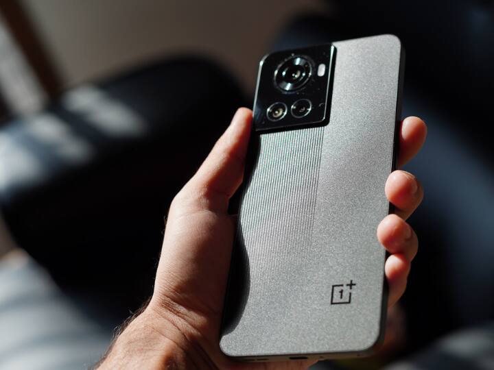 OnePlus 11R 5G: वनप्लस 11R 5G की बात करें तो इसमें आपको 6.7 इंच एफएचडी प्लस कर्व्ड एमोलेड डिस्प्ले मिलेगी जो 120hz के रिफ्रेश रेट को सपोर्ट करेगी. यह मोबाइल फोन कॉलकॉम स्नैपड्रैगन 8 प्लस जेनरेशन 1 प्रोसेसर पर काम करेगा और इसमें 16 जीबी रैम और 256 का जीबी इंटरनल स्टोरेज मिलेगा.