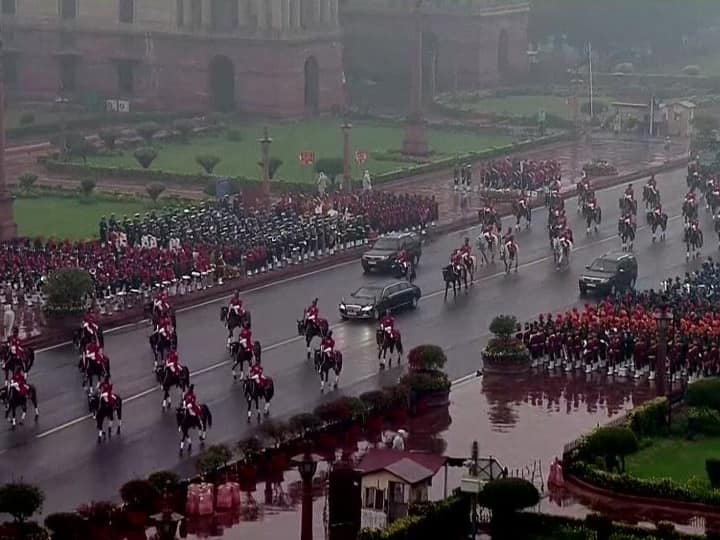 Republic Day Beating Retreat Ceremony Started at Delhi Vijay chowk President Draupadi Murmu PM Narendra Modi Beating Retreat Ceremony: दिल्ली में बारिश के बीच हुआ 'बीटिंग द रिट्रीट' समारोह, राष्ट्रपति द्रौपदी मुर्मू और PM मोदी रहे मौजूद