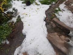 In Pics: उदयपुर में बारिश के बीच गिरे ओले, सड़कों पर बिछी बर्फ की चादर, देखें तस्वीरें