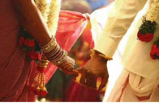 ਦੋ ਵਿਆਹ ਕਰਨ ਪਿੱਛੇ ਇੱਕ ਪੁਰਾਣੀ ਪਰੰਪਰਾ ਦੱਸੀ ਜਾਂਦੀ ਹੈ। ਕਿਹਾ ਜਾਂਦਾ ਹੈ ਕਿ ਪਿੰਡ 'ਚ ਇੱਕ ਵਿਆਹੇ ਕਰਵਾਉਣ ਵਾਲੇ ਆਦਮੀ ਦੀ ਪਤਨੀ ਗਰਭ ਧਾਰਨ ਨਹੀਂ ਕਰ ਸਕਦੀ। ਜੇ ਪਹਿਲੀ ਪਤਨੀ ਗਰਭਵਤੀ ਹੋ ਜਾਵੇ ਤਾਂ ਵੀ ਧੀ ਹੀ ਪੈਦਾ ਹੁੰਦੀ ਹੈ। ਇਸ ਕਾਰਨ ਇੱਥੋਂ ਦੇ ਮਰਦ ਦੂਜੀ ਵਾਰ ਵਿਆਹ ਕਰਵਾਉਂਦੇ ਹਨ।