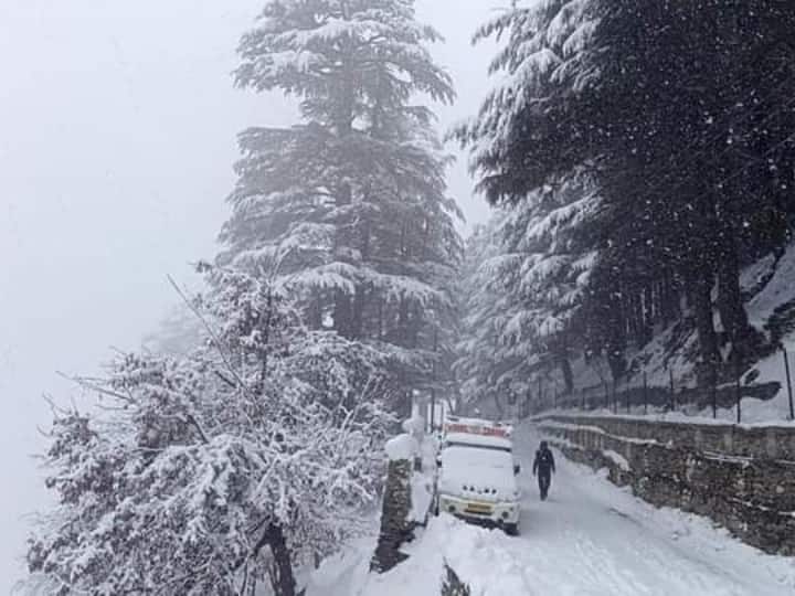 पांगी इलाके की दूसरी तस्वीर में सड़क पूरी तरह बाधित नजर आ रही है. जरूरी काम के लिए लोग पैदल ही आवाजाही कर रहे हैं. इस बीच प्रशासन ने हिमस्खलन खतरे को देखते हुए बिना जरूरी काम आवाजाही न करने की अपील की है. (फोटो क्रेडिट- अंकुश डोभाल)