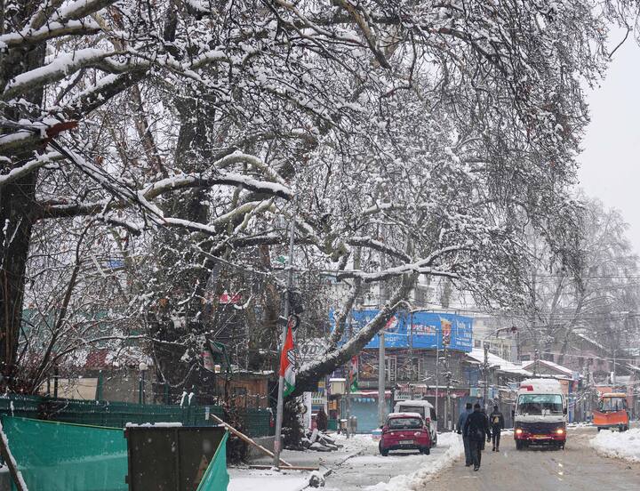 তুষারপাতের কারণে বানিহাল থেকে বারামুল্লা পর্যন্ত রেল যোগাযোগও বিপর্যস্ত। সূত্রের খবর, রেল লাইন থেকে বরফ সরে না যাওয়া পর্যন্ত রেল যোগাযোগ শুরু হবে না।