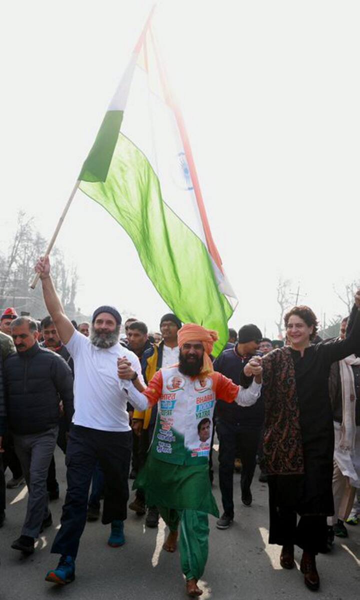 দক্ষিণ ভারতের অন্তিম বিন্দু থেকে গত ৭ সেপ্টেম্বর  শুরু হয়েছিল ভারত জোড়ো যাত্রা । তার শেষ লগ্নে এসে তুষারবৃষ্টিতে ভিজলেন রাহুল। তার মধ্যেই চলল তাঁর বক্তৃতা।