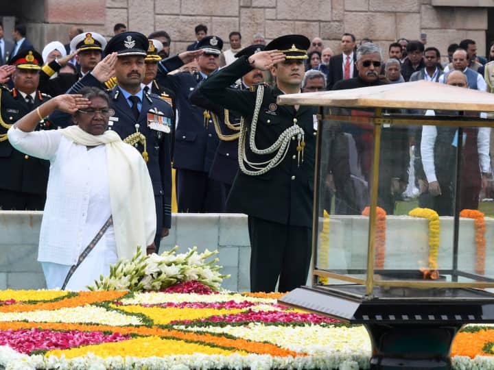राष्ट्रपति भवन ने फोटो के साथ अपने ट्वीट में कहा कि राष्ट्रपति द्रौपदी मुर्मू ने शहीद दिवस पर महात्मा गांधी को श्रद्धांजलि दी और वो राजघाट पर सर्व धर्म प्रार्थना में शामिल हुईं .