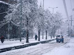 Snow Fall In Jammu Kashmir: कश्मीर में भारी बर्फबारी के चलते श्रीनगर हवाईअड्डे से उड़ानें रद्द, नेशनल हाइवे भी बंद, यहां देखें तस्वीरें