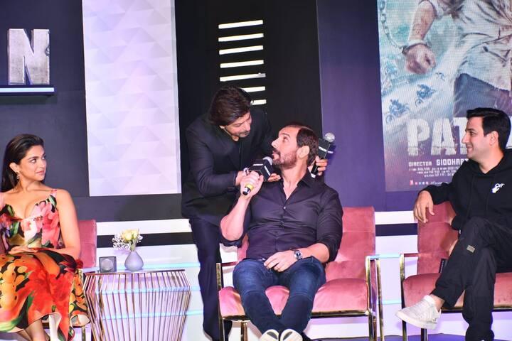 ਦੀਪਿਕਾ ਨੇ ਕਿਹਾ, ‘ਇੱਕ ਬਾਹਰੀ ਸ਼ਖਸ਼ ਦੇ ਤੌਰ ਤੇ ਜਦੋਂ ਮੈਂ ਇੰਡਸਟਰੀ ਵਿੱਚ ਆਈ ਸੀ ਤਾਂ ਮੈਂ ਨਹੀਂ ਸੋਚਿਆ ਸੀ ਕਿ ਮੈਂ ਇੱਥੇ ਤੱਕ ਪਹੁੰਚਾਂਗੀ। ਯਸ਼ਰਾਜ ਦੇ ਨਾਲ ਤਿੰਨ-ਚਾਰ ਫਿਲਮਾਂ ਕਰਾਂਗੀ। ਪਠਾਨ ਵਿੱਚ ਜਿਸ ਤਰ੍ਹਾਂ ਔਰਤ ਦੇ ਕਿਰਦਾਰ ਨੂੰ ਲਿਖਿਆ ਗਿਆ ਹੈ ਉਹ ਕਮਾਲ ਦਾ ਹੈ।,