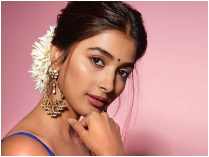 Pooja Hegde Pics: साउथ और बॉलीवुड एक्ट्रेस पूजा हेगड़े के भाई ऋषभ हेगड़े हाल ही में शादी के बंधन में बंधे हैं. एक्ट्रेस ने अपने ऑफिशियल इंस्टाग्राम हैंडल पर भाई की शादी की कई तस्वीरें शेयर की हैं.