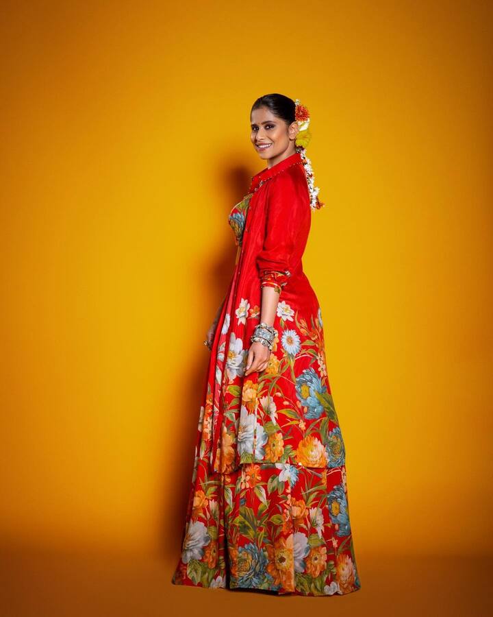 केसात गजरा घातलेल्या या फोटोशूटला सईने फूलमती असे कॅप्शन दिले आहे.  (फोटो सौजन्य :saietamhankar/इंस्टाग्राम)