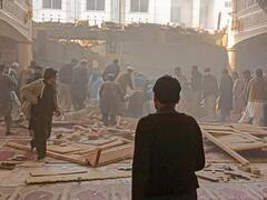 Pakistan Bomb Blast: पेशावर में हुए बम धमाके में 46 लोगों की मौत, तस्वीरों में देखें मस्जिद में हुए अटैक का खौफनाक मंजर