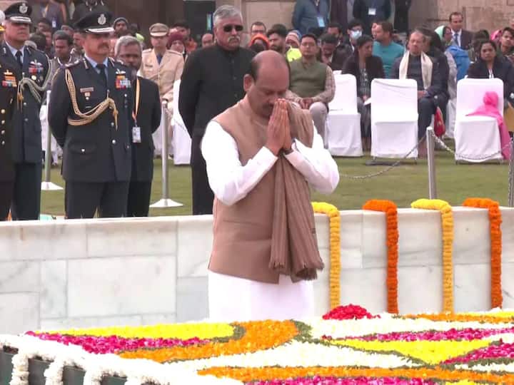 Mahatma Gandhi Death Anniversary: Lok Sabha Speaker Om Birla pays respect at Raj Ghat in Delhi.  Om Birla also took to Twitter to remember Bapu. He said, 