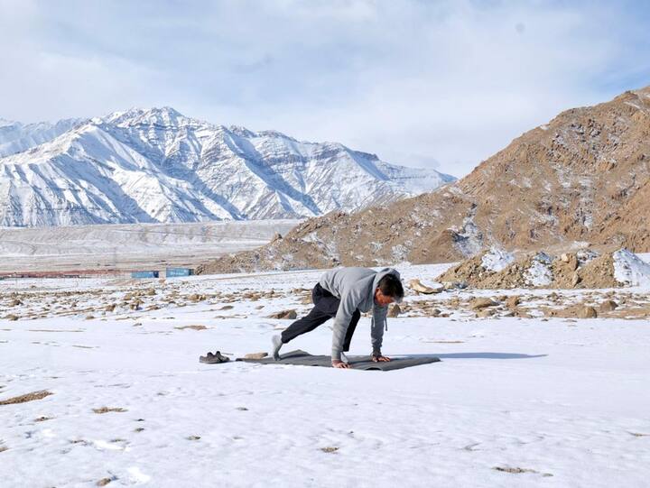 যদিও সেই অভিযোগ অস্বীকার করে পুলিশ দাবি করেছে, তাঁকে শুধুমাত্র খারদুংলাতে ৫দিনের অনশনে বাধা দেওয়া হয়েছে।