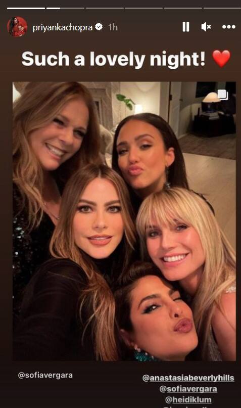 प्रियंका चोपड़ा ने मेकअप ब्रांड अनास्तासिया बेवर्ली हिल्स की 25वीं एनवर्सरी पार्टी में सोफिया वेरगारा, जेसिका अल्बा, हेइडी क्लम और रीटा विल्सन जैसी हॉलीवुड सेलेब्स के साथ जमकर पार्टी की. इस दौरान प्रियंका अपनी गर्लगैंग के साथ जमकर मस्ती करती दिखीं. सभी ने कैमरे के लिए पाउट देते हुए सेल्फी भी ली.