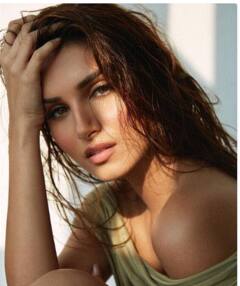 ਤਾਰਾ ਸੁਤਾਰਿਆ ਨੇ ਬਲੈਕ ਐਂਡ ਵ੍ਹਾਈਟ ਮੋਨੋਕਿਨੀ 'ਚ ਫਲਾਂਟ ਕੀਤੀ ਆਪਣੀ ਕਰਵੀ ਫਿਗਰ ,ਅਭਿਨੇਤਰੀ ਦੀਆਂ ਦਿਲਕਸ਼ ਅਦਾਵਾਂ ਨੇ ਇੰਟਰਨੈਟ 'ਤੇ ਲਗਾਈ ਅੱਗ