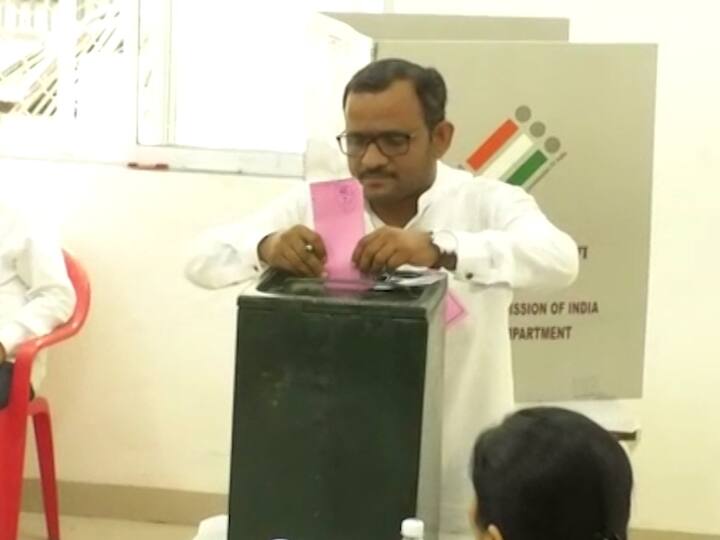 नाशिक पदवीधर मतदारसंघातील पाच जिल्ह्यात दुपारी 4 वाजेपर्यंत 49.28 टक्के मतदान झालं.