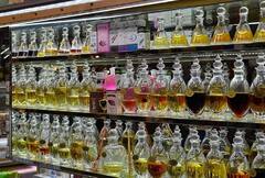 एक ऐसा बाजार जहां होती हैं सिर्फ महिला दुकानदार, यहां देखें देश के कुछ अनोखे बाजारों की लिस्ट