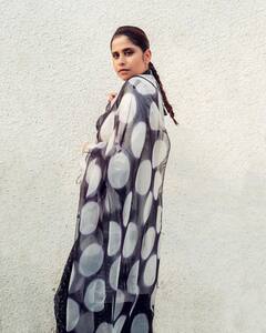 Saie Tamhankar : गालावर हसू, केसात गजरा; सईवर टिकल्या साऱ्यांच्या नजरा!