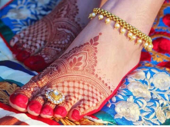 ज्योतिष शास्त्र के अनुसार पैरों के जिस हिस्से में पायल पहनी जाती है वहां केतु का स्थान माना गया है. केतु को शांत करने के लिए चांदी की पायल ही पहनना चाहिए, क्योंकि केतु में शीतलता न होने से शरीर के निचले हिस्से पर बीमारियों का खतरा बढ़ जाता है.