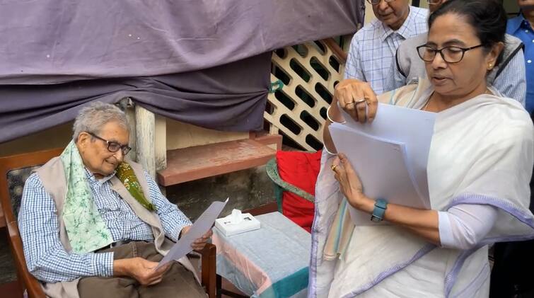 Birbhum mamata banerjee visited amartya sen house Amartya Sen: 'আপনি এটা নিয়ে কষ্ট পাবেন না', জমি-দখল বিতর্কের মধ্যেই অমর্ত্য সেনের বাড়িতে মুখ্যমন্ত্রী