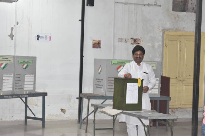 आज सकाळी 8 वाजता किरण पाटील यांनी मतदान केले.