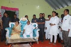 Solapur News:  शरद पवारांची कार्यकर्त्याच्या मुलीच्या लग्नाला सप्त्नीक उपस्थिती