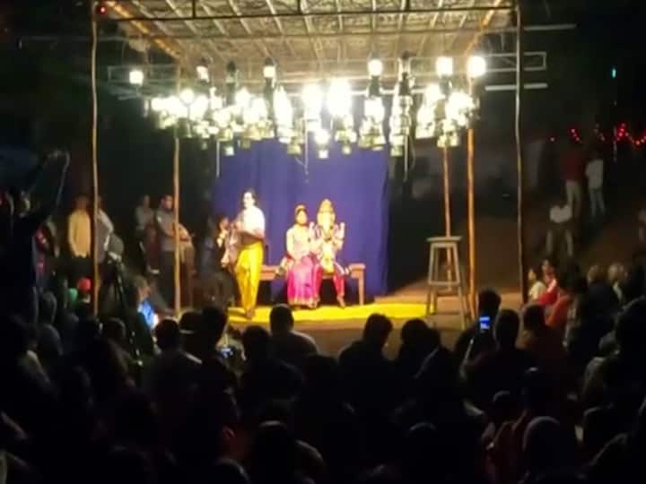 या ठिकाणी फडकणारी असंख्य भगवी निशाणं लक्ष वेधून घेतात. हे स्थान आहे श्री देव मानसीच्या देवचाराचे. याला मानसीश्वर असंही म्हणतात. श्री देव मानसीश्वराचे देवस्थान हे सिंधुदुर्गातील एक महत्वपूर्ण पर्यटनस्थळ आहे.