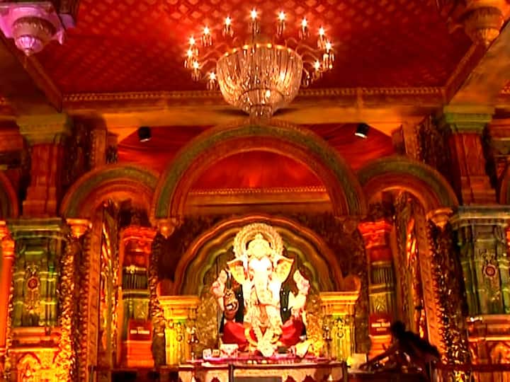 तर संपूर्ण मंदिराला एलईडी लाईटस आणि विविध दिव्यांनी सजवले आहे. ही रोषणाई आणि रंगसंगती नेत्रदीपक दिसते आहे.