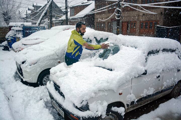 টানা তুষারপাত চললেও, সাফ করতে লাগাতার কাজ চলছে। বরফ সরিয়ে রাস্তা খোলার কাজে ব্যস্ত প্রশাসন।