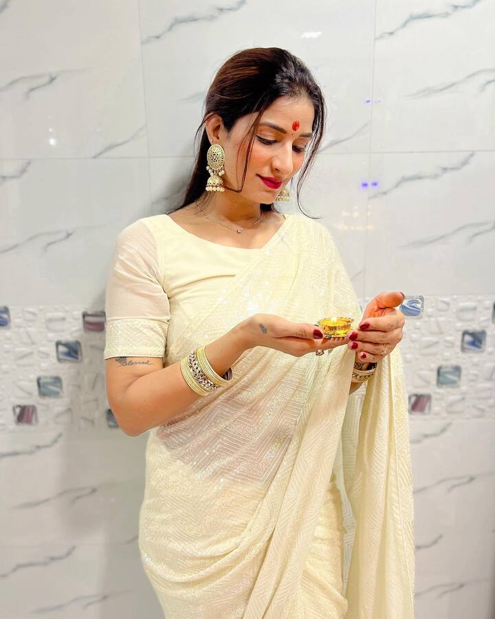 पूनम दुबे ने अपने इंटरव्यू में बताया था कि जब वह फिल्मों में काम करना चाहती थीं तो उसके बदले कुछ डायरेक्टर उन्हें शारीरिक संबंध बनाने जैसे ऑफर देते थे.