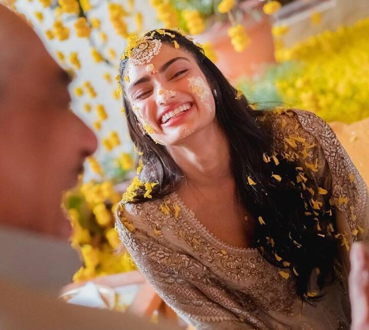 बॉलीवुड एक्टर सुनील शेट्टी की बेटी अथिया शेट्टी ने हाल ही में क्रिकेटर के एल राहुल के साथ ग्रैंड वेडिंग की है. तब से एक्ट्रेस लगातार अपने ऑफिशियल इस्टाग्राम पर अपनी शादी की तस्वीरें फैंस के लिए शेयर कर रही हैं. (इंस्टाग्राम/ athiyashetty)