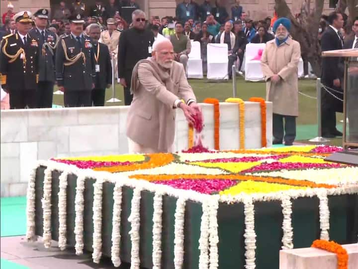 Prime Minister Narendra Modi pays tribute at Raj Ghat in Delhi on Mahatma Gandhi's death anniversary.(Image Credit: ANI | Twitter)