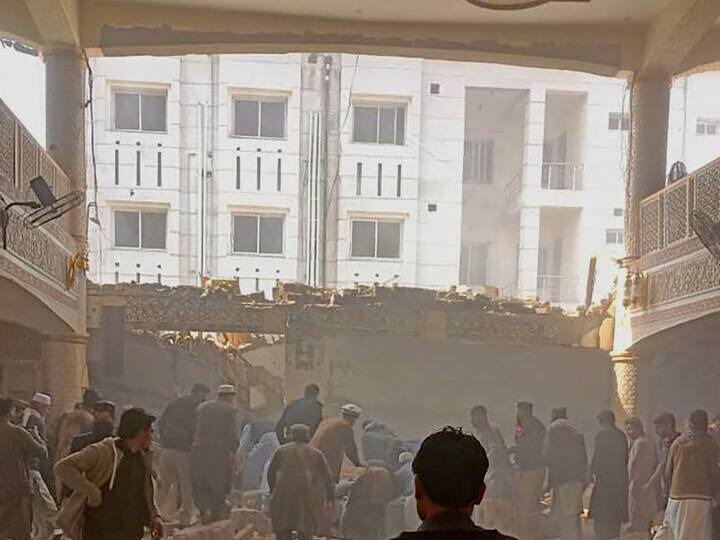 Pakistan Peshawar Mosque blast by TTP Suicide bomber Dead And Injured News And Updates Peshawar Blast: पेशावर हमले में मरने वालों की संख्या 61 हुई, TTP ने ली अटैक की जिम्‍मेदारी, पाक PM बोले- 'इस्लाम से कोई लेना-देना नहीं'